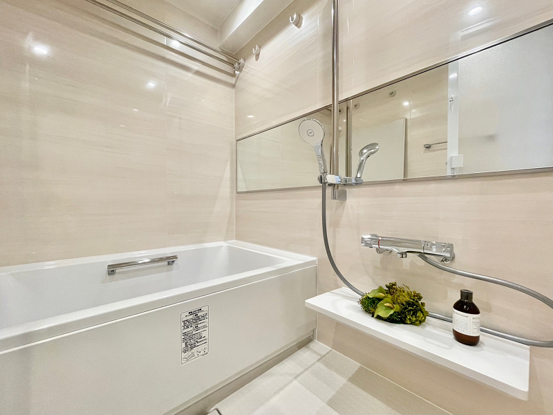 浴室 バスルームは、自然とリラックスできそうなベージュ調の内装となっています✿追い焚き機能を搭載しているため、お湯の温度を簡単に調節可能。湿気対策に便利な浴室乾燥機も備えているので、お洗濯物干し場としてもご利用いただけますよ。