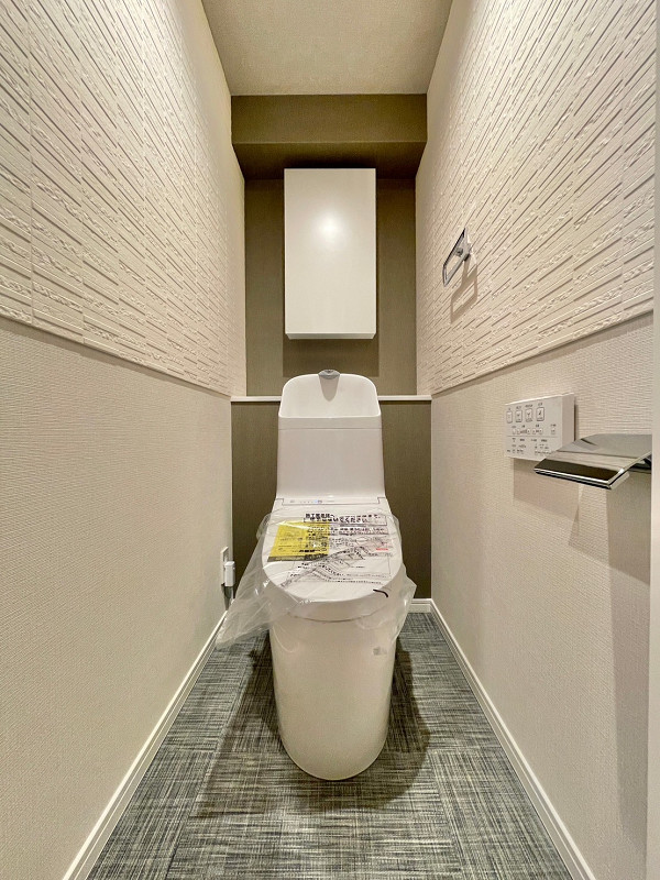 トイレA　ブリシア二子玉川2 独立空間の温水洗浄便座付きトイレは、使用後すぐに手を洗うことができる手洗い一体型を採用。ゲストの方などにプライベート空間であるサニタリールームを見られる心配がないのもポイントです♫トイレ後方にあるカウンターには、ちょっとしたインテリアや芳香剤を置くことができますよ。