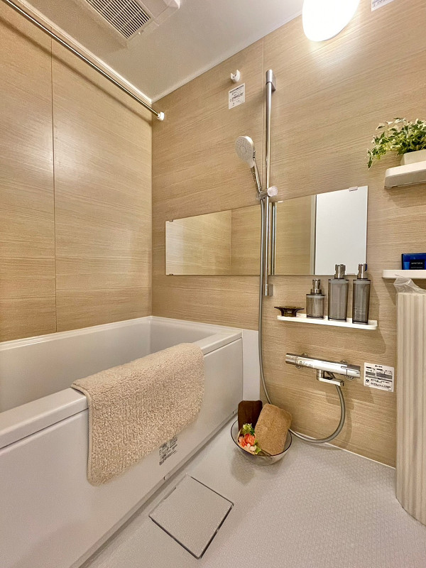 バスルームA 温かみのあるバスルームには、浴室内のカビ防止や冬場のヒートショック防止など、様々な用途でご使用いただける浴室乾燥機が備わっています。雨の日でも洗濯物を干すことができるため、家事が滞ることはありませんよ。快適な暮らしのサポートにご活用ください✨