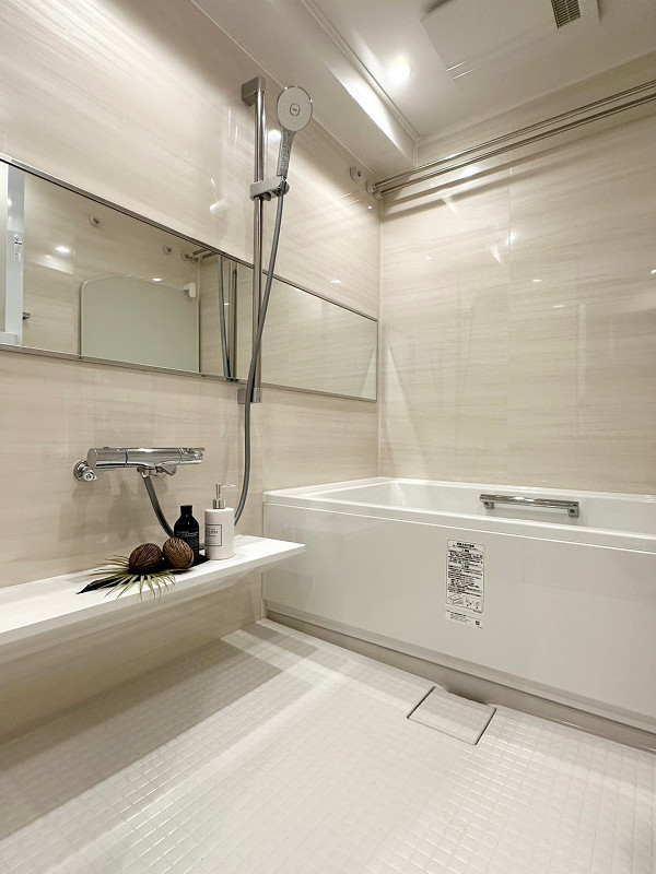 ヴィルヌーブ千駄木　浴室 ベージュのパネルが特徴のバスルーム。優しい雰囲気の空間は、心からホッとすることができるでしょう。バスタブには手すりが付いていてどなたでも安全にご入浴できる造り。浴室乾燥機や追い焚き機能が備わっていて、快適なバスタイムをサポートしてくれますよ♡