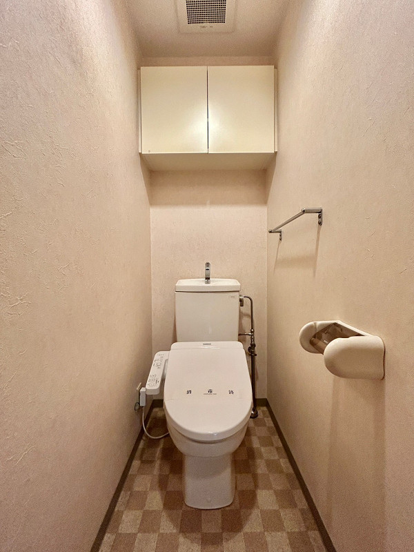 トイレ　藤和シティホームズ芝浦 ちょっぴりレトロな雰囲気のトイレ。サニタリールームと別の場所に設けられており、プライバシーが保たれます。温水洗浄便座機能が備わっているので、寒い冬でも快適にご利用いただけますよ✨トイレットペーパーや小物類は上部の吊戸棚にしまって、トイレ内をスッキリ清潔に保ちましょう…♫