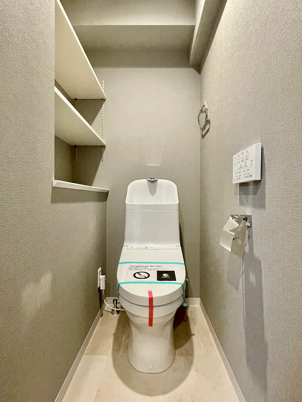 大森ハイツ　トイレ トイレのデザインもグレーで統一されており、お洒落な雰囲気でした。トイレットペーパーのストックやフレグランスは、向かって左側のオープンラックに置いておきましょう✿