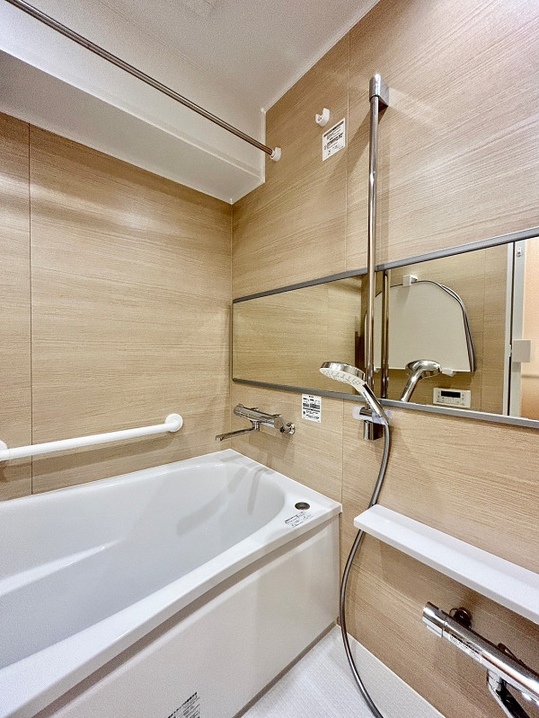 セブンスターマンション第7五反田　バスルーム ブラウンのパネルが優しい雰囲気を醸しだすバスルームをチェック♪ワイドな鏡が開放感をもたらし、とてもリラックスできる空間に。オートバス機能や追い焚き機能が備わっているので、いつでも温かいお風呂に入ることができますよ✨部屋干しに役立つ浴室換気乾燥機も搭載しています。