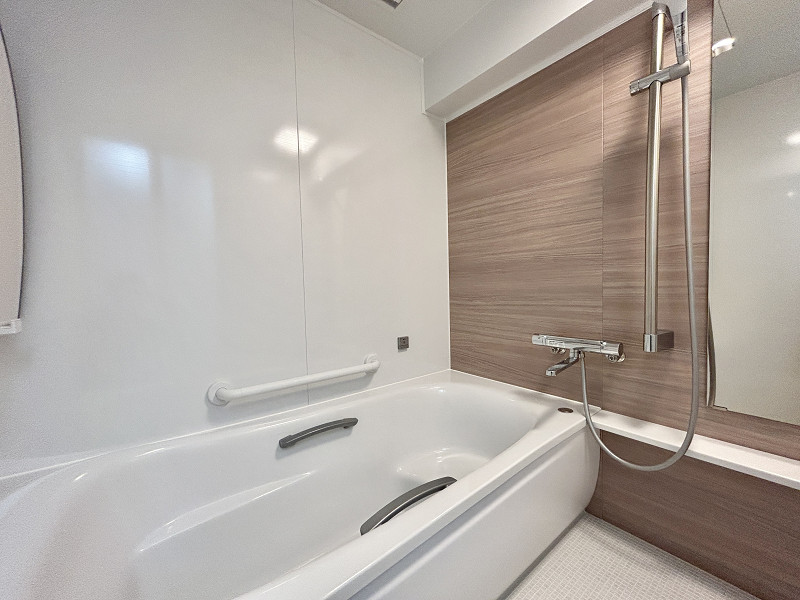 シャンボール三田　バスルーム バスルームは床面が広く、ペットのシャンプーがしやすいですね🐕大切なワンちゃんネコちゃんを綺麗な状態に保ってあげましょう。バスタブにはベンチがあり、気軽に半身浴を楽しめますよ。オートバス機能や追い焚き機能、浴室換気乾燥機が快適なバスタイムをサポートします✦