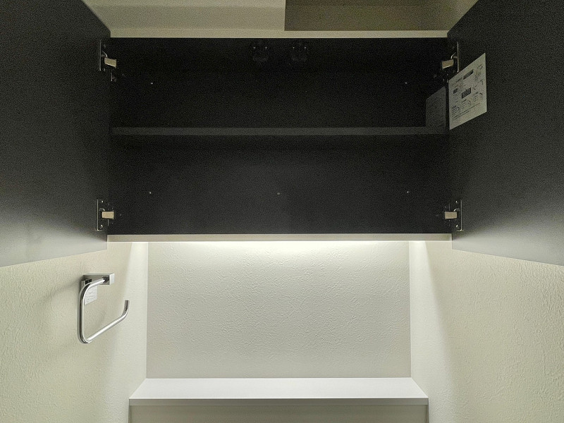 デュオ・スカーラ新宿　トイレ吊り戸棚 