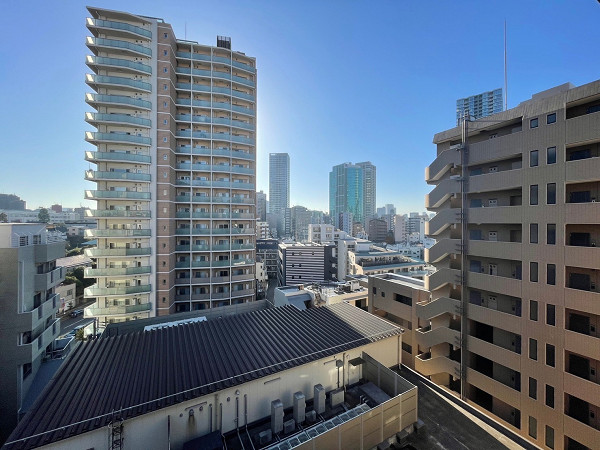 マンション三田　キッチン眺望 周辺にはいくつかのタワーマンションや高層ビルが見えて、非常に都会らしい景色です✦大通りが近いので音が気になるかと思いきや、現地にいる間はそれほど気になりませんでした。