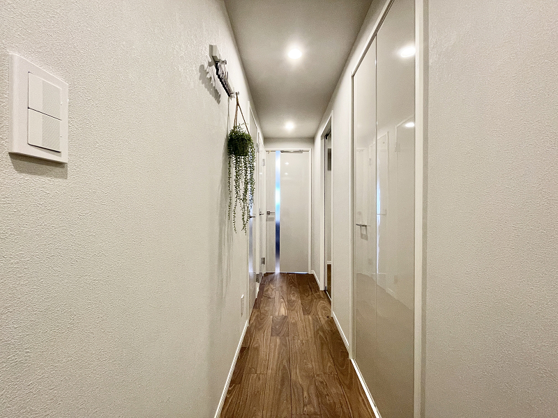 廊下　マンション三田 室内はリノベーション済みで、築年数を全く感じさせず、まるで新築のようです。ウォークインクローゼットやシューズボックスなどの収納スペースも豊富で暮らしやすさ抜群ですよ◎