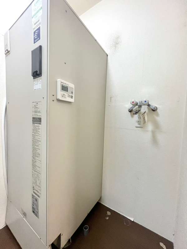 ビクセル新宿　電気温水器　洗濯機置き場 