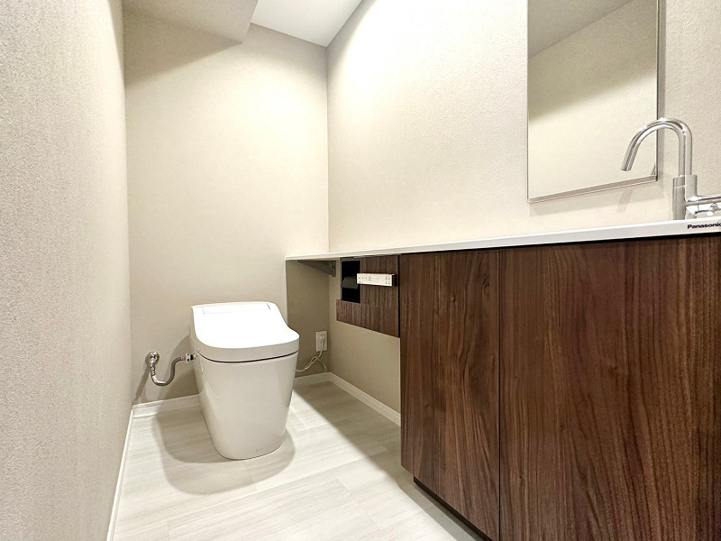 パレス高輪　トイレ トイレは玄関から廊下へ進み、突き当り左にありますよ。タンクレスタイプのトイレはシンプルなデザインで空間をすっきり見せてくれます。お掃除も楽ちんで、家事効率のアップが期待できますね♪手洗い場付きのため、すぐに手を洗えて衛生的✨