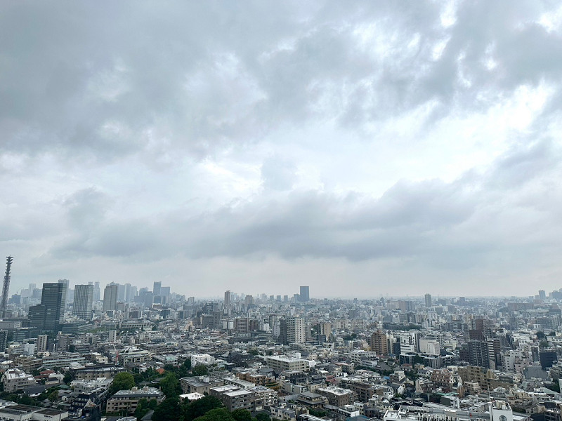 眺望　パークコート千代田富士見ザタワー ご紹介のお部屋は、北東側と西側にバルコニーがあります。こちらの写真は、西側にあるバルコニーからの眺望です✨28階という高さからの景色は圧巻ですね♦息詰まった時はバルコニーに出て息抜きをしましょう♪