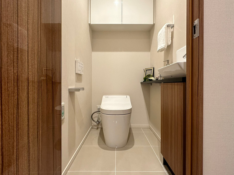 トイレ　パークコート千代田富士見ザタワー トイレは廊下の独立スペースに設置。タンクレスタイプは、空間をすっきり見せてくれるだけでなく、お掃除がしやすいメリットがあるんですよ✨手洗い場もあり、手を洗いにわざわざ洗面台まで行かずに済むことができ便利。