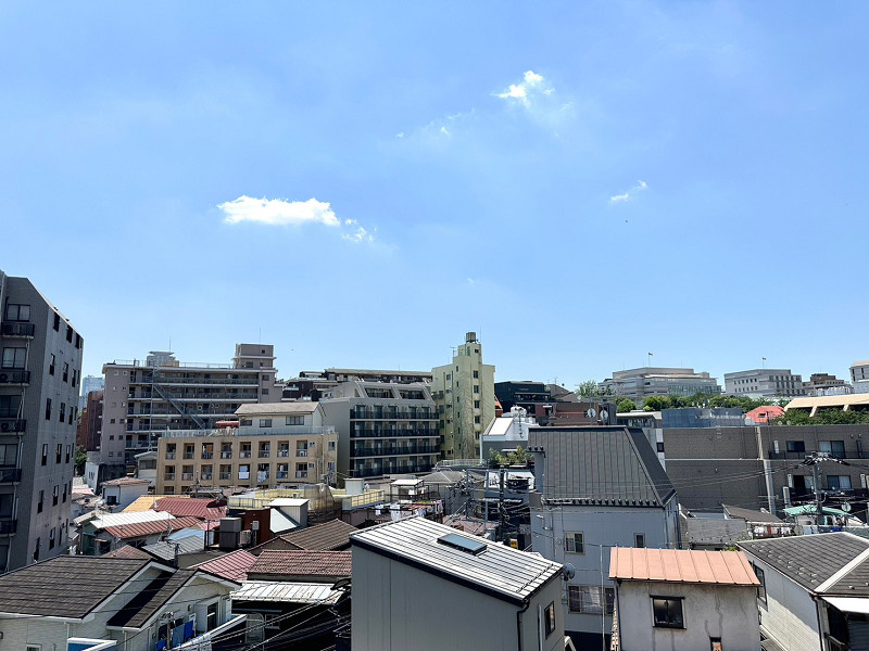 眺望 バルコニーからの眺望がこちら♡周辺は閑静な住宅街なので建物が多いですが、視界が遮られることはありません。高台に位置したマンション+高層フロアならではの景色ですよね✨真っ青な空を見ればいい気分転換になりそう❤