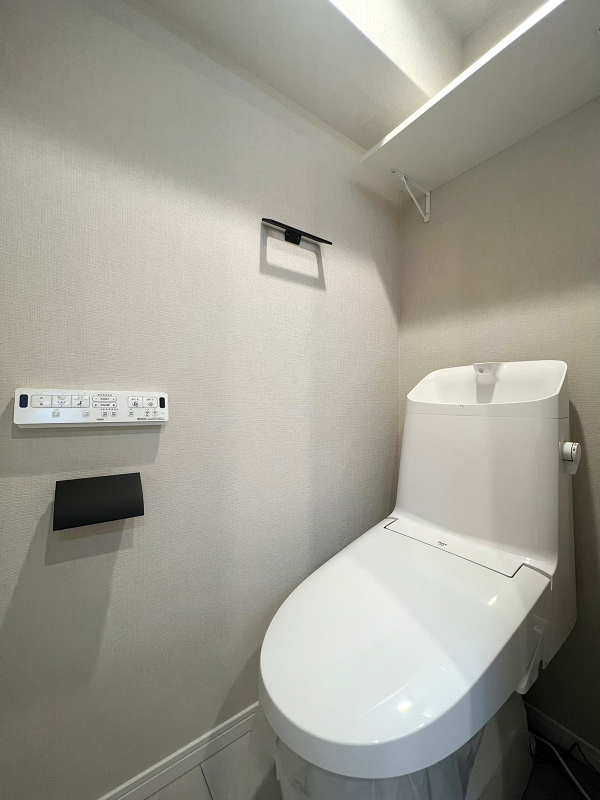 南青山セピアコート　トイレ トイレは清潔感のあるホワイト1色で仕上げられ、ペーパーホルダーやタオルラックに採り入れたマットブラックがアクセントに…💕節水効果が見込まれる手洗い一体型のトイレを採用しているので、光熱費の節約に繋がりますよ。