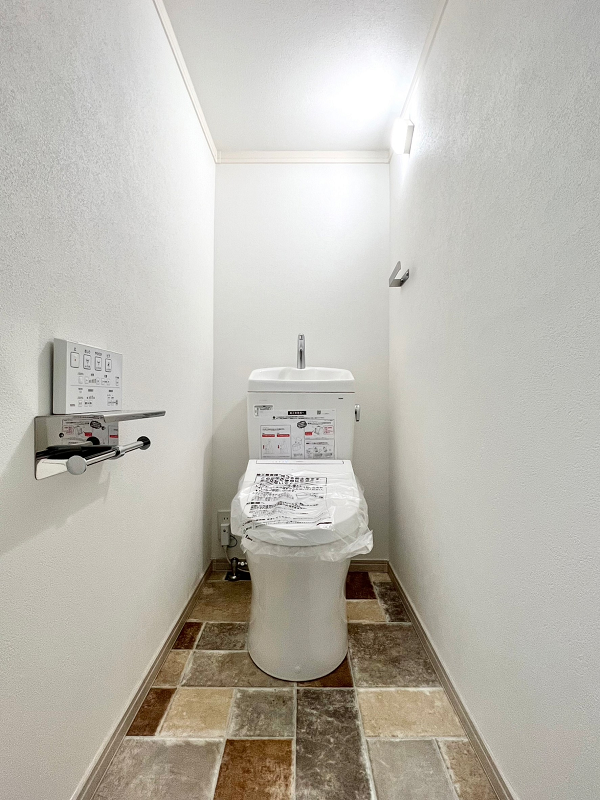 代々木コート　1階トイレ トイレは1階と3階に完備しています。どちらも床タイルのデザインでお洒落な仕上がりに。トイレが2つあることで毎朝のトイレ渋滞が緩和され、さらに1つのトイレが故障してしまっても、もう1つトイレがあるので安心できますよ✨