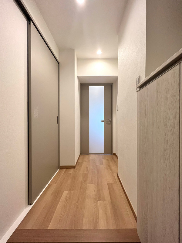 渋谷三信マンション　2LDK リビングダイニングキッチンの出入り口ドアを閉めておけば、宅配業者を始めとした来訪者にプライベート空間を見られる心配がない安心設計です♪居室以外の部分まで徹底的に白×グレーで統一されていますね。
