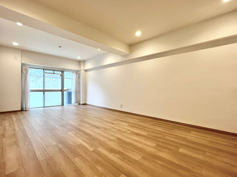 渋谷三信マンション　LDK メインルームは17帖弱のゆったりとしたリビングダイニングキッチン♥白とグレー、ナチュラルな風合いの木目調の組み合わせがお洒落です。壁が広く確保してあるため、家具の設置がしやすいですよ。