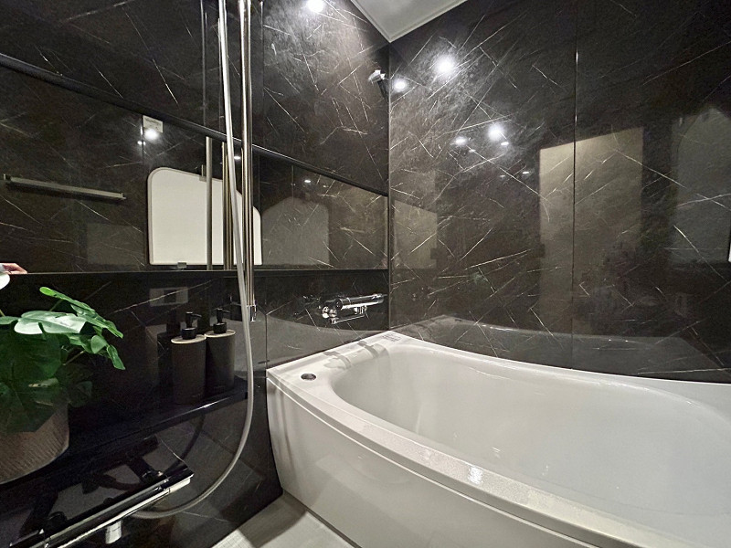 デュオ・スカーラ赤坂　バスルーム バスルームは黒を基調にしたクールな空間です。ゆったりとしたバスタブは丸みを帯びており、体にフィットしてくれますよ。1日の疲れをしっかり癒してくれそうですよね💗追い焚き機能と浴室換気乾燥機が備わっているので、いつでも温かいお風呂に入ることができるのも嬉しいポイント。
