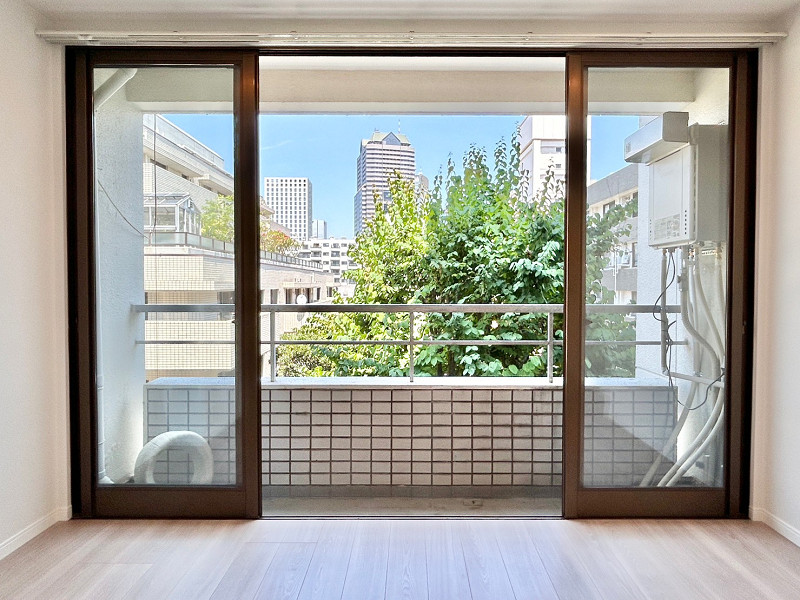 ニュー赤坂コーポラス　窓　リビングダイニングキッチン バルコニーへはリビングダイニングキッチンから行き来ができます。窓は大きく開くことができ、風通しが良かったです💓バルコニーは約2.05㎡とかなりコンパクトなサイズ感。バスルームの浴室換気乾燥機を使ってお洗濯を乾かすのがオススメ。