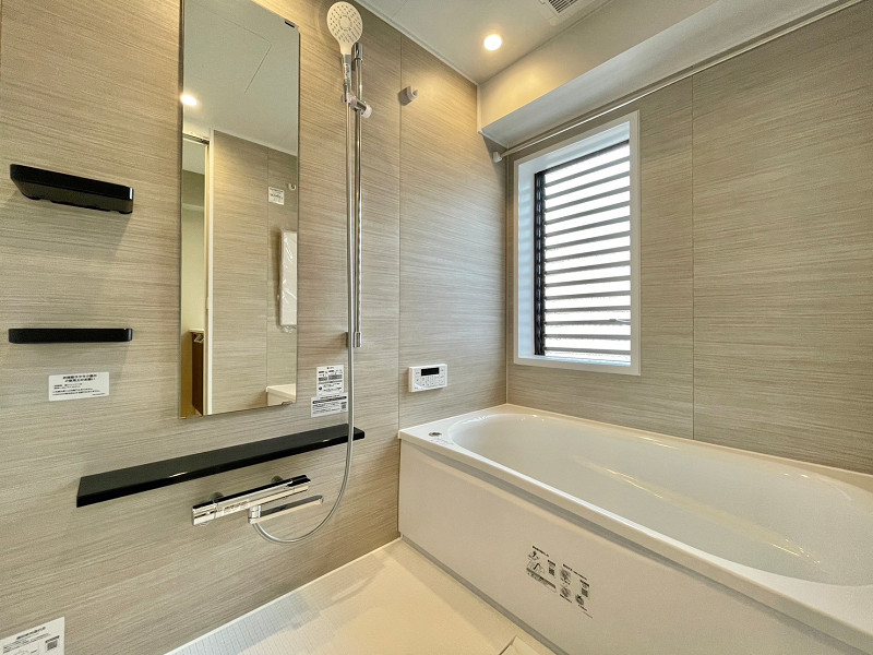ロイヤルガーデン千鳥町　浴室 バスルームは優しい木目調のデザイン♡明るい窓付きです。追い焚き機能と浴室乾燥機が搭載されているため、冬場に寒い思いをせずに入浴できますよ。さらに、雨の日のお洗濯物干し場としても活躍してくれるのではないでしょうか。