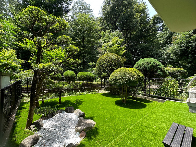 専用庭 南向きに位置する、18帖の人工芝施工専用庭✿日本庭園を思わせる美しいデザインで、陽当たり＆風通しは抜群です。庭の先には林試の森公園が広がっているので、都心であることを忘れてしまいそう♪外部からの目線も気になりませんよ。