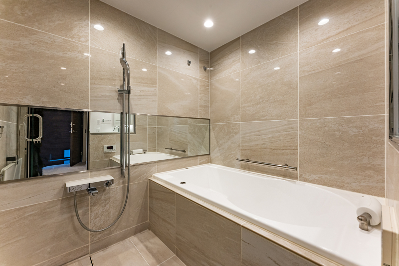パークコート赤坂ザ・タワー　バスルーム 高級感溢れる、1620サイズの広々バスルーム♡横長の鏡は空間にさらなる奥行きを感じさせてくれますね。快適なご入浴には欠かせない追焚き機能＆浴室乾燥機付きで機能面も充実しています。