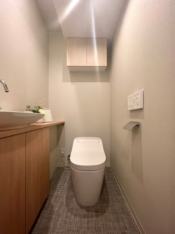 ローレルコート新宿タワー　トイレ トイレはサニタリールームとは別の独立空間で、スッキリとしたタンクレスをセレクトしました。ゲストの方が気軽にご利用いただける手洗いカウンター付きで、洗面化粧台などのプライベート空間が見られる心配がありませんよ。カウンター部分には植栽やフレグランスをディスプレイしていただけます🌼