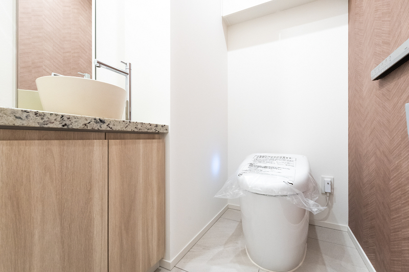 パークコート神宮北参道ザタワー　独立トイレ デザイン性の高い手洗いカウンター付きの独立トイレ。ミラー付きで身だしなみチェックを行えるのはゲストの方にとっても嬉しい備えですね。カウンター部分にリラックス効果のあるフレグランスなどを飾り、落ち着きのあるトイレ空間に仕上げましょう。
