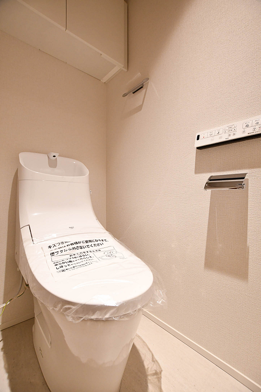 ディアコート新宿柏木　トイレ トイレはサニタリールームとは別の独立空間。手洗い一体型のトイレは節水効果が見込まれるほか、各パーツの繋ぎ目や凹凸が少ないため、掃除が行き届きやすいのがメリットなんです。掃除用具やトイレットペーパーなどは吊戸棚にどうぞ。