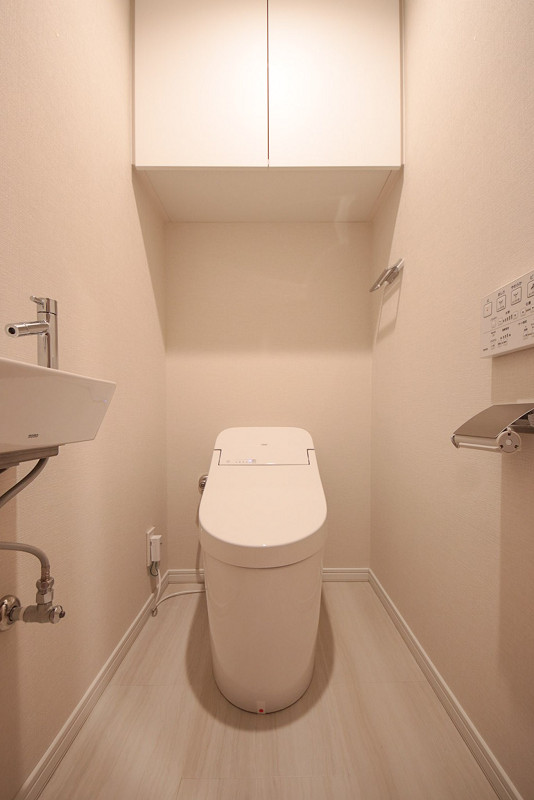 デューク・スカーラ日本橋　トイレ トイレはスッキリとしたデザインのタンクレスタイプです。デザイン性に優れている上に、凹凸が少ない分お手入れがしやすいというメリットがありますよ💗温水洗浄便座機能もしっかり搭載。さらに、独立した手洗い場があるので、お客様にも使っていただきやすいですね。