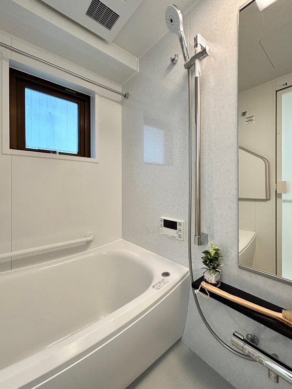 サンハイツ大森（南大井6丁目）　バスルーム バスルームは窓があり、開放的な空間です。ちなみにトイレにも窓が備わっていますよ。窓が多いのは、角部屋ならではのメリットですよね❤丸みを帯びたバスタブにはオートバス機能と追い焚き機能を搭載。ご家族全員が温かいお風呂に入れます。さらに、冬場や雨天時の部屋干しに役立つ浴室換気乾燥機も設置済み。