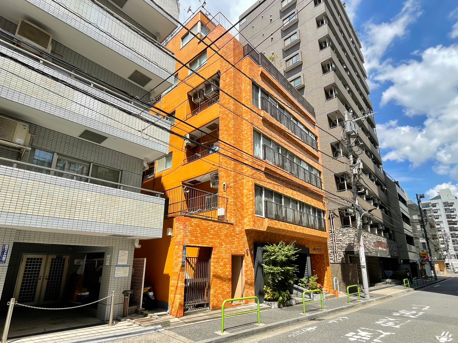 麻布プレイス　外観　左から