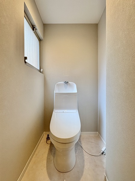 麻布プレイス_窓付きトイレの写真