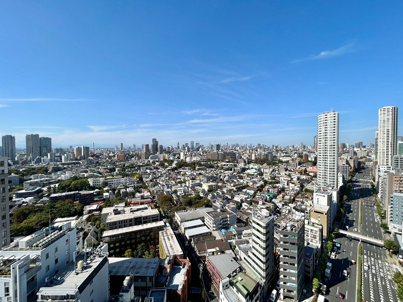 ザ･ヒルトップタワー高輪台　眺望A ハイサッシの先に広がる景色がこちら💗高層階21階ならではの、見晴らしの良い景色をお楽しみいただけますよ。高輪台エリアはあまり高い建物がないので、遠くの方までしっかり眺められます◎北側には東京のシンボル「東京タワー」の姿も。煌々と輝く姿をご自宅から楽しめるなんて、とても贅沢ですよね🗼