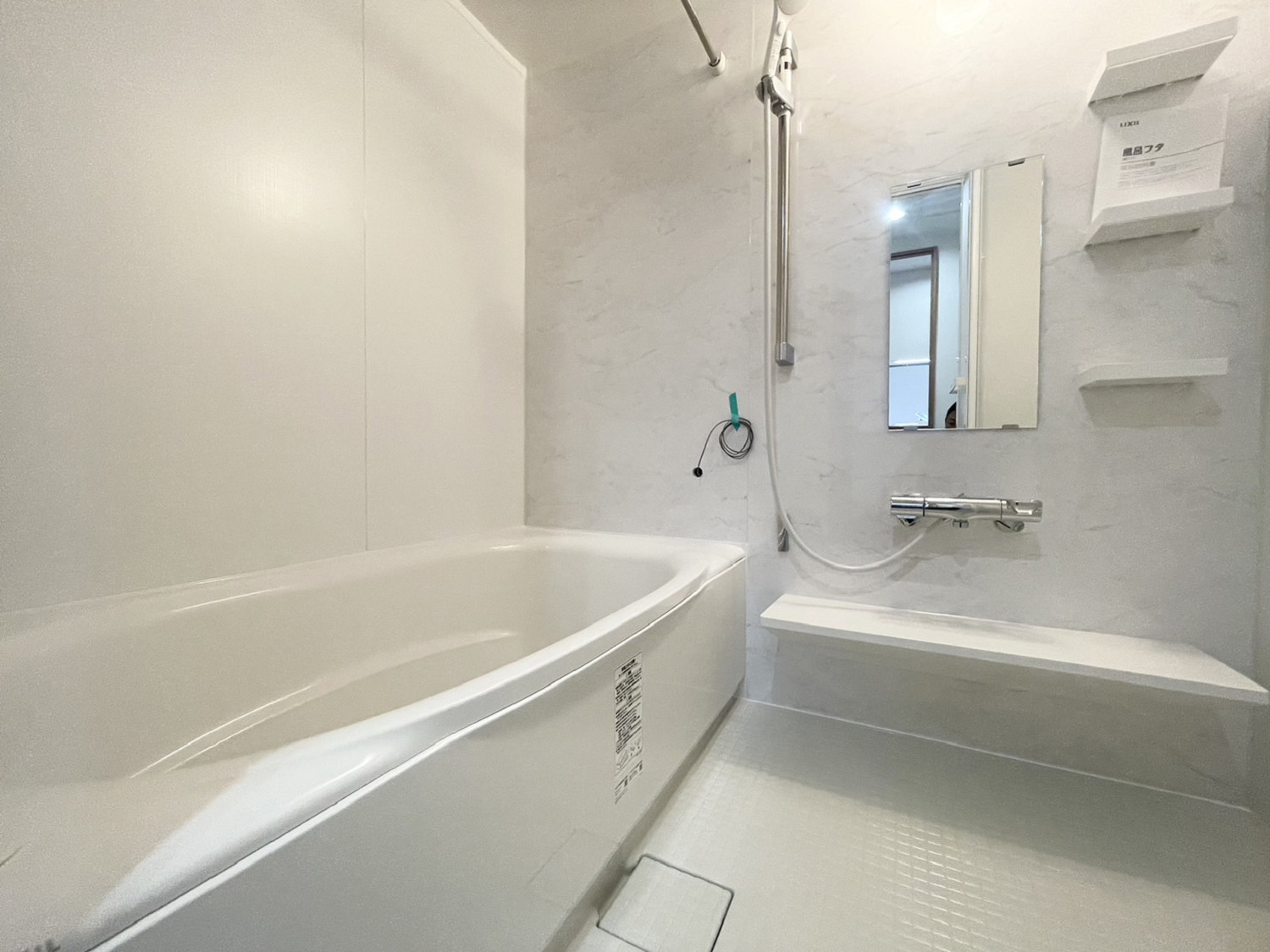 J-シティオ・メイツ和光　バスルーム ホワイトで纏められていて清潔感のあるバスルームになっています✨浴室乾燥機も完備しているので、部屋干しやカビ対策にご利用ください！設備が整っていると、快適なバスタイムが叶って嬉しいですね。