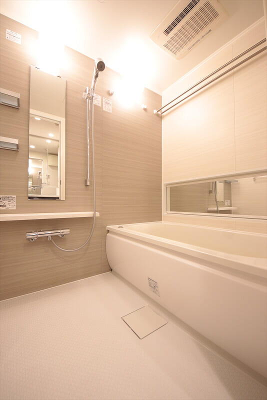 エルデンシア中野　バスルーム バスルームには縦ミラーと横長ミラーの2つが備わり、大人から子供の目線の高さ全てに対応しています。ゆとりある1317サイズを採用しているので、ご家族皆でバスタイムをお楽しみいただけますよ🌸追い焚き機能や浴室乾燥機付きで機能性にも優れています。