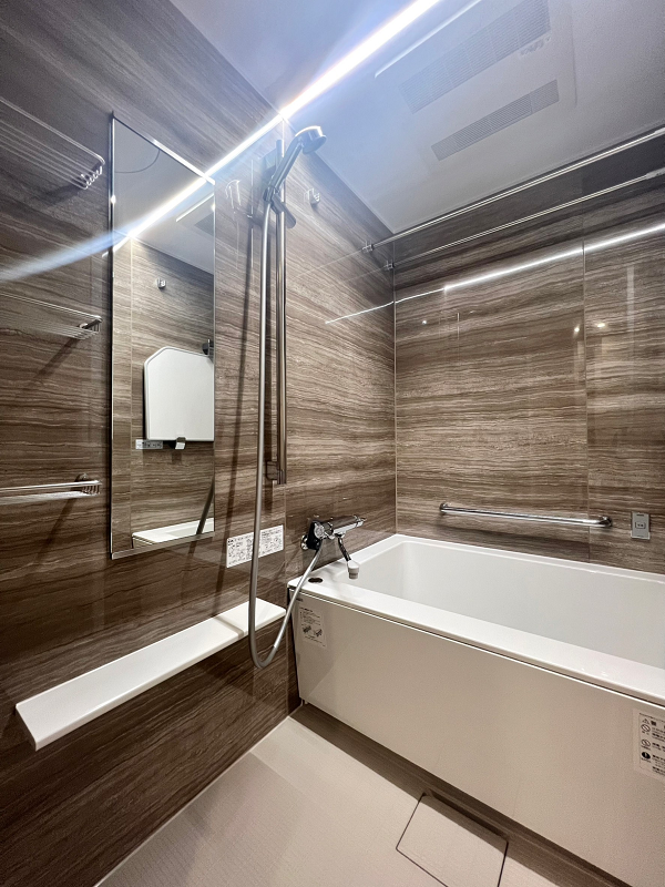 グランドメゾン一番町　バスルーム フラットラインLED照明を搭載したバスルームは、照明の調色でシーンや気分によって豊かなバスタイムを演出できますよ💖バスタブ横に手摺りが取り付けられているので、入浴時の転倒防止に繋がり安全面も考慮されています。バルコニーがコンパクトなお部屋のため、洗濯物は浴室乾燥機に頼りましょう。