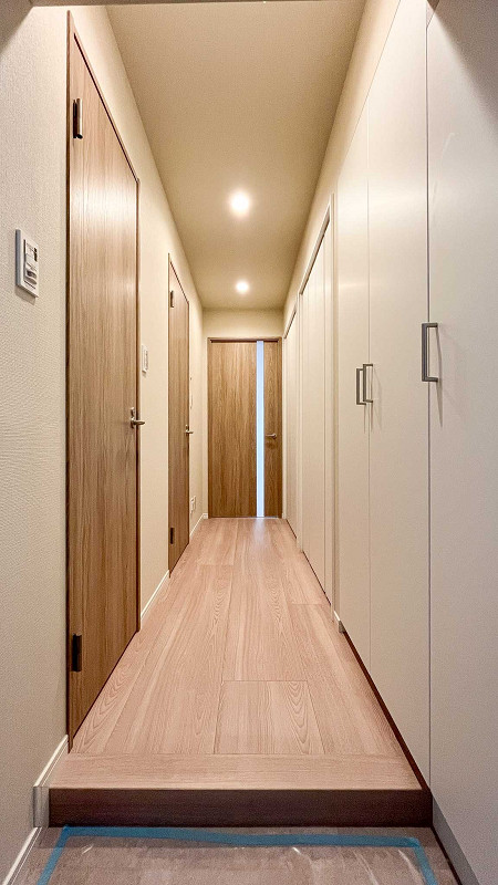 白金グランドハイツ　1LDK 玄関には人感センサー照明を搭載しており、あなたのご帰宅に合わせて明るく出迎えてくれます。廊下の右側はなんと全て収納スペース。お荷物が多い方も、居住空間をスッキリと保てるかもしれません◎