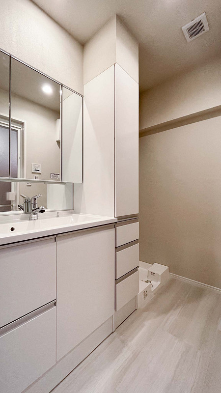 白金グランドハイツ　サニタリールーム 収納スペースをたくさん備えた洗面化粧台♪清潔感のある真っ白なデザインです。3面鏡は頭の後ろ側までよく見えるので、ヘアセットがしやすく身支度を時短できますよ。