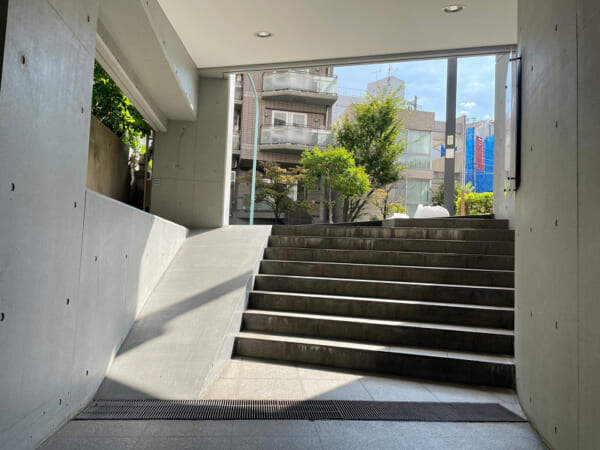 恵比寿ブルーメ　アプローチ　階段とスロープ