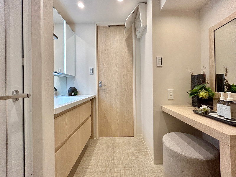 WコンフォートタワーズEAST　サニタリールームA サニタリールームは玄関正面に。床材に使用された「ボロン」は高級感がある上に、吸水性が無くシミになりにくいというメリットも°˖✧大きな鏡やドレッサーを備えたホテルライクなデザインがとっても素敵ですよね💓メイクやヘアセットが楽しくなりそうです。バスルームにはオートバス機能や追い焚き機能、浴室換気乾燥機を搭載。