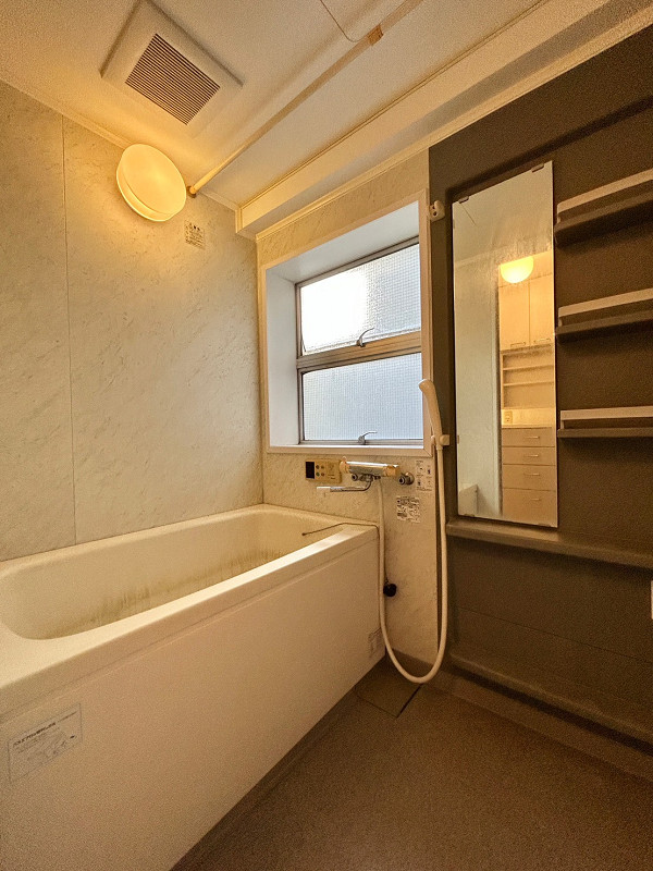 小倉ビル　バスルーム バスルームには窓があり、空間に開放感をもたらしていますよ。オートバス機能や追い焚き機能があるため、いつでも温かいお風呂に入ることができますよ🛀バスルームが一番使用感を感じたので、気になる方はリノベーションをご検討くださいね。