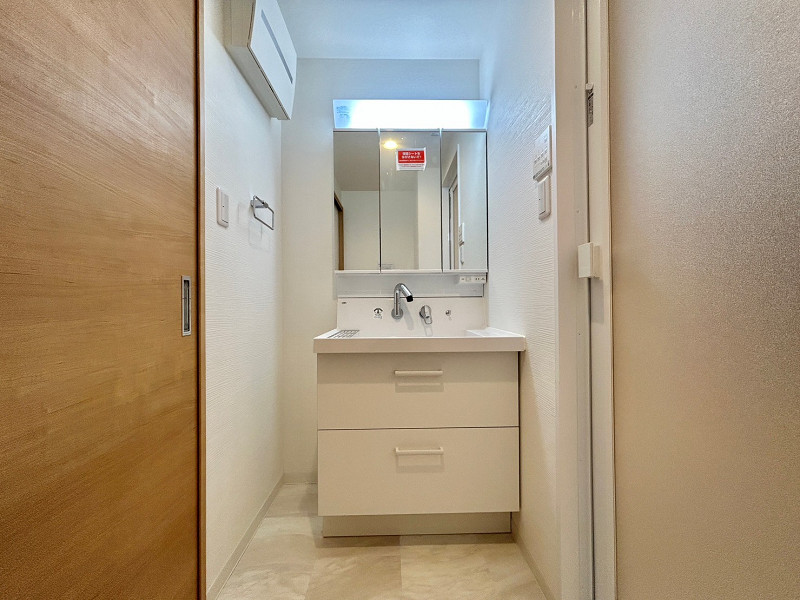 ミサワホームズ東大井　サニタリールームA サニタリールームへは玄関廊下から行き来が可能です♫洗面化粧台と洗濯機置き場、バスルームがまとまったこちらの空間はちょっぴりコンパクトですが、掃除やお掃除しやすく家事動線が良い造りと言えますね🌼防水性が高いクッションフロアを床に使用しているのも注目ポイント。また、3面鏡の洗面化粧台なら、鏡の角度を変えることが可能です。メイクやヘアセットがしやすいですよ。