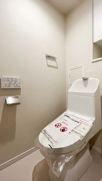 エンゼルハイム大森第8　温水洗浄便座 トイレはパウダールームの隣にあります。心落ち着く独立空間◎温水洗浄便座のため、冬の間も快適に使えますね。トイレットペーパーやフレグランスのストックは後ろの収納棚へどうぞ✦
