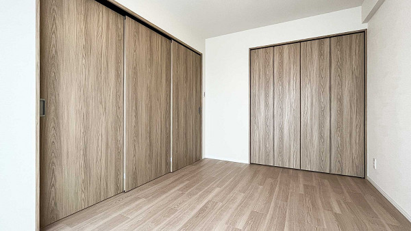 エンゼルハイム大森第8　寝室 リビングダイニングと隣合う洋室はスライドドアで仕切られています。扉を閉めれば完全な個室として使えるので、お子様の成長に合わせてレイアウトを変えてはいかがでしょうか。
