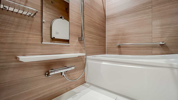 エンゼルハイム大森第8　浴室 バスルームも木目調で統一されており、自然とリラックスできそうな雰囲気です✿浴室乾燥機を稼働させれば、洗濯物の室内干しに使えますよ。さらに入浴中の室温調整やカビ対策にも大活躍！