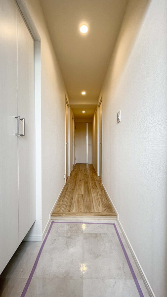 エンゼルハイム大森第8　3LDK 玄関から真っすぐに廊下が延びており、リビングダイニングキッチンや洋室などプライベートな空間が見えない造りとなっています。玄関部分の照明は人感センサー式✦うっかり消し忘れて外出してしまうのを防止できますね。
