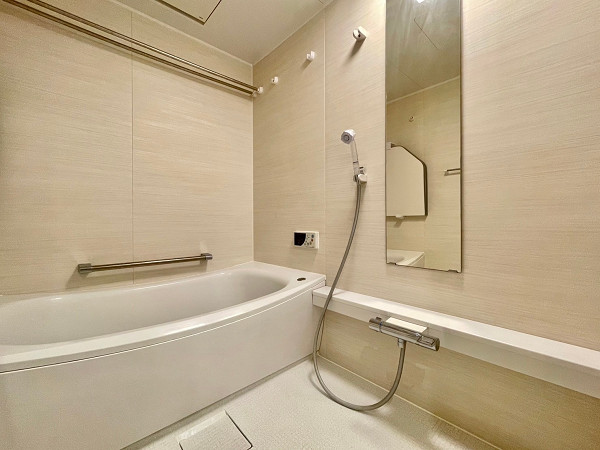 サンウッド尾山台　浴室 ゆとりのあるバスルーム。お子様と一緒に入浴しても窮屈感がなさそうなサイズ感でした。浴室乾燥機が付いているため、頭上にランドリーパイプが用意されています。雨天時の室内干しにぜひご活用ください！
