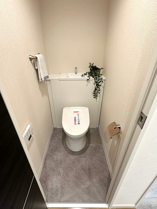 クレストフォルム日本橋リバーフロントタワー　トイレ トイレは廊下の独立空間にありました。ナチュラルカラーにグレーの床材がアクセントに♡手洗い場の両端にあるスペースにフレグランスや小物などを置けば、雰囲気がガラッと変わりそう♪