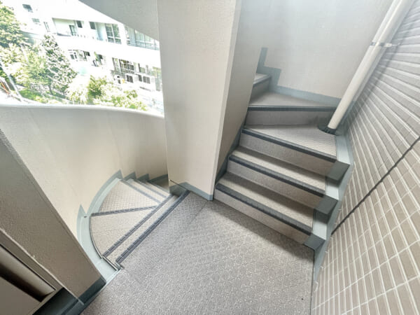 パルテール白金　外階段