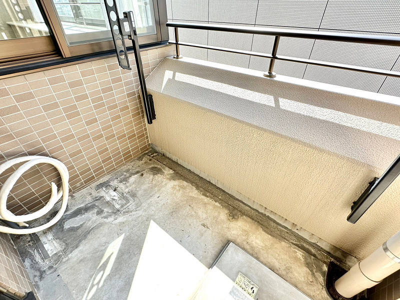 サンヴェール日本橋水天宮　バルコニー バルコニーへはキッチンから出入りができますよ。こぢんまりとしていますが、物差し金物付きで、お洗濯物はしっかり乾かせますよ。前面は建物が建っていて陽が入る時間が限られるため、場合によっては浴室乾燥機をご使用くださいね。